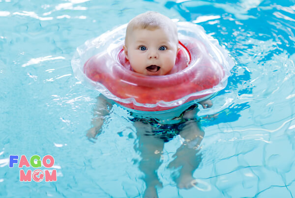Có nên cho trẻ tập bơi sớm?