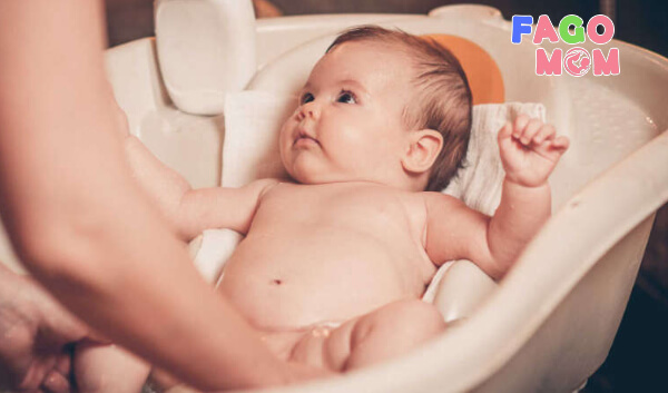 Đặt chiếc khăn dưới chậu để khắc phục tình trạng sợ tắm của trẻ sơ sinh