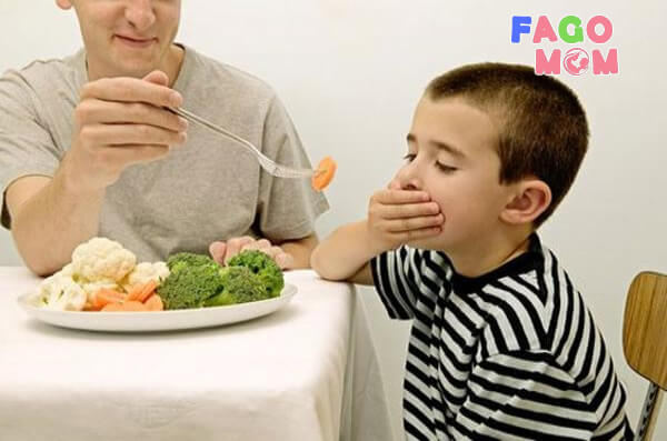 Đút cho trẻ ăn khi trẻ đã lớn