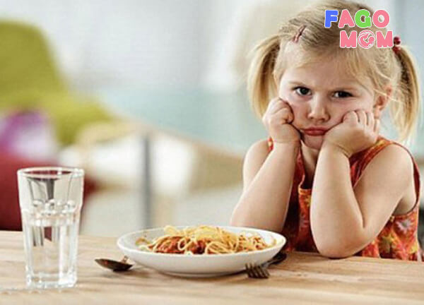 Trẻ không muốn ăn đồ ăn rắn