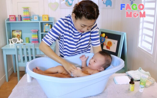 Lựa chọn về bồn tắm cho trẻ sơ sinh phù hợp