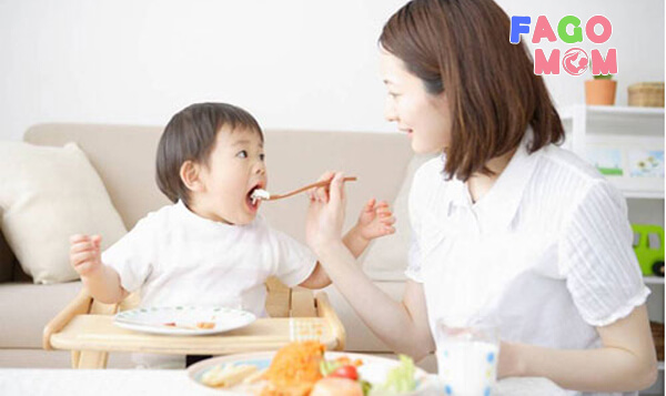 Không nên cho trẻ ăn thức ăn đặc quá sớm