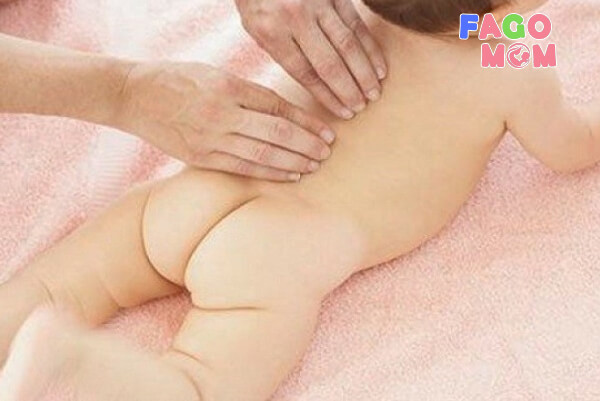 Khi massage cho trẻ thật nhẹ nhàng nhé