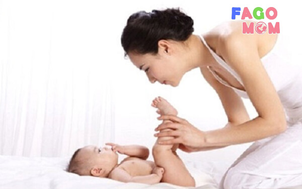 Khi massage cho trẻ nâng cao tình cảm mẹ và bé