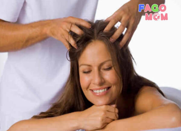 Massage nhẹ nhàng trên vùng đầu của mẹ