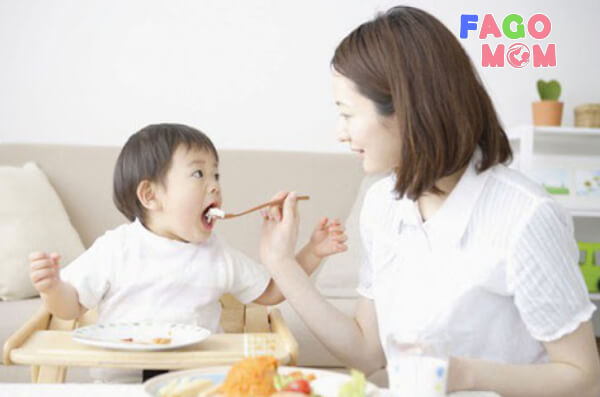 Cha mẹ nên tương tác, động viện con khi ăn