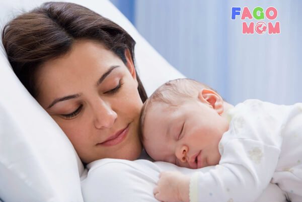 Nghỉ ngơi đều đặn cùng bé giúp loại bỏ tình trạng mất ngủ ở mẹ sau sinh
