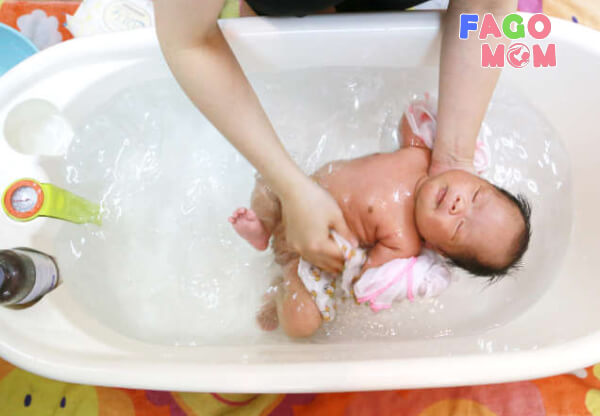 Nước tắm phù hợp với trẻ sơ sinh