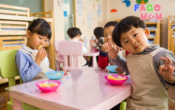 Phụ huynh cần hợp tác với trẻ để trẻ hết biếng ăn
