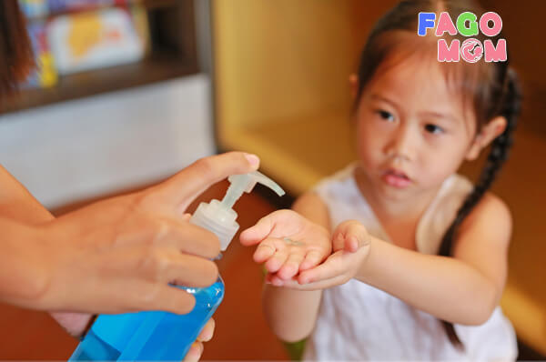 Rửa tay thường xuyên để trẻ không bị nhiễm Virus Corona