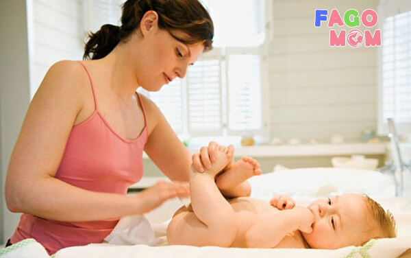 Sau khi đã tắm cho trẻ sơ sinh xong, mẹ cần massage cho trẻ