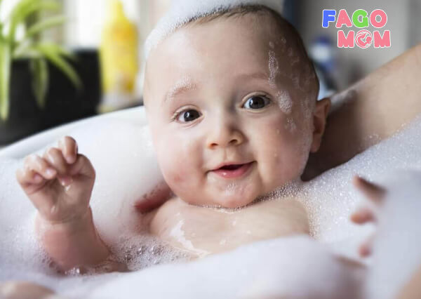 Sử dụng sữa tắm cho trẻ sơ sinh không gây kích ứng da
