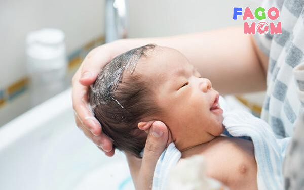 Tại sao cần phải sử dụng sữa tắm cho trẻ sơ sinh