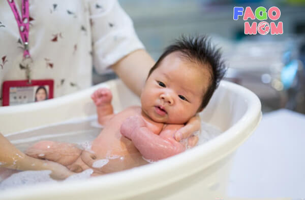 Tắm cho trẻ sơ sinh vào mùa đông hiệu quả cho bé