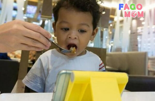 Cha mẹ tạo thói quen xấu cho con dẫn đến việc biếng ăn của trẻ