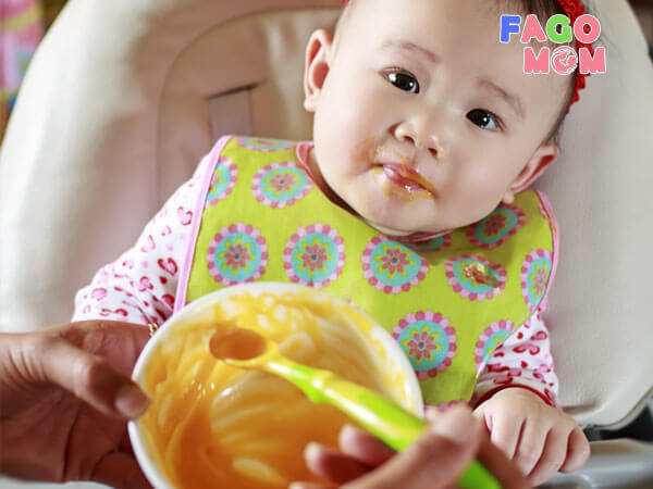 Cho bé ăn thức ăn gần giống với sữa mẹ, sữa công thức