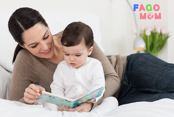 Khi trẻ 10 tháng tuổi mẹ đọc truyên cùng con đển bổ sung ngôn ngữ
