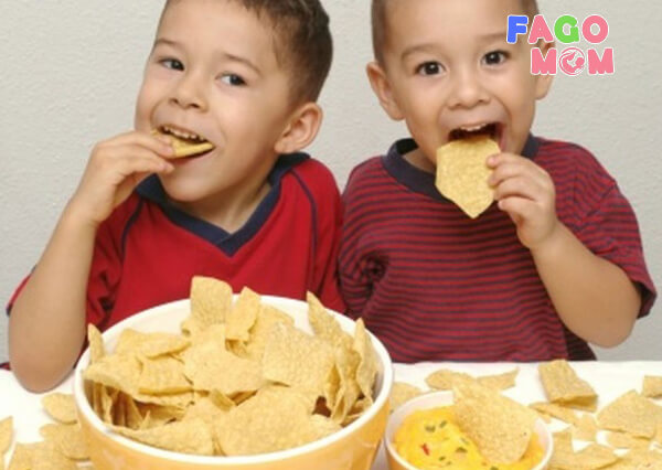Децата само сакаат да јадат грицки како грицки