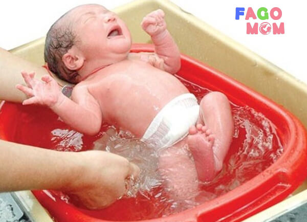 [TIP] Hướng dẫn cách tắm cho trẻ sơ sinh không khóc ngay lần đầu