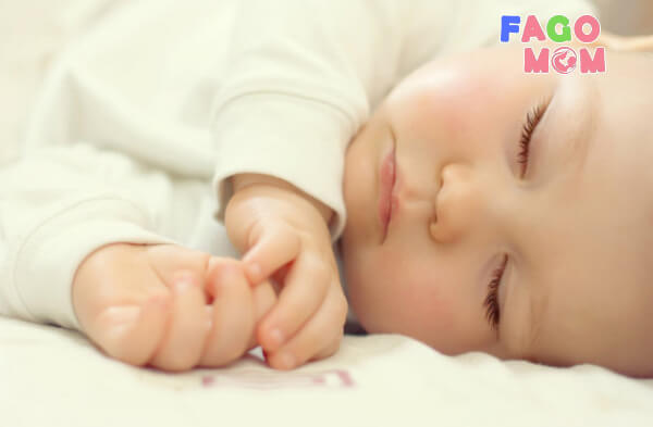 Trẻ sơ sinh khi ngủ cũng thở khò khè