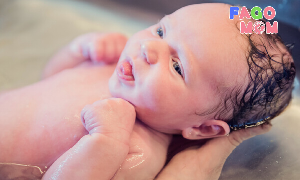 Tắm cho trẻ sơ sinh mỗi ngày giúp loại bỏ chất gây