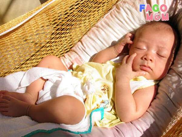 Tắm nắng đúng cách giúp bé hấp thu vitamin D tốt nhất
