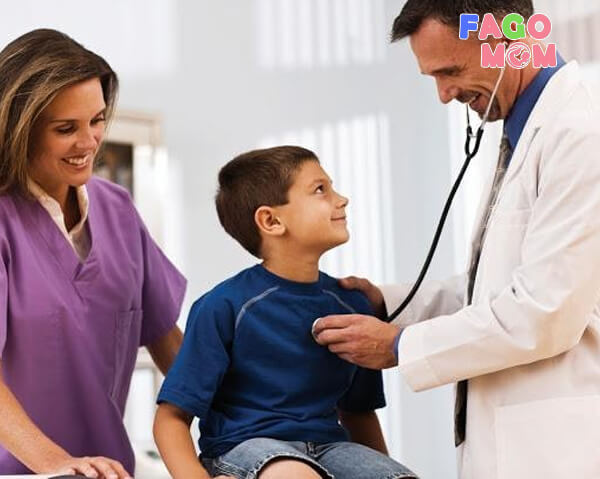 Khi có biểu hiện bất thường cần đưa trẻ đến gặp bác sĩ để có phương pháp điều trị thích hợp