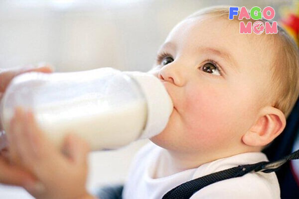  Khi trẻ bị dị ứng đạm sữa bò bạn có thể cho trẻ dùng sữa công thức chứa đạm thủy phân toàn phần