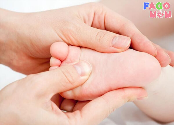 Mẹ có thể dùng dầu xoa bóp gan bàn chân của trẻ khi trẻ bị ho về đêm