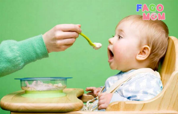 Mẹ nên thường xuyên thay đổi món ăn để trẻ cảm thấy hứng thú hơn với việc dùng bữa