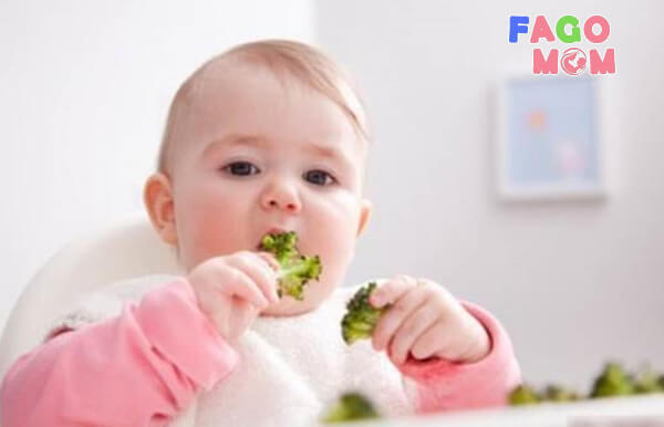 Để hạn chế việc nôn trớ mẹ nên cho trẻ ăn thức ăn đặc