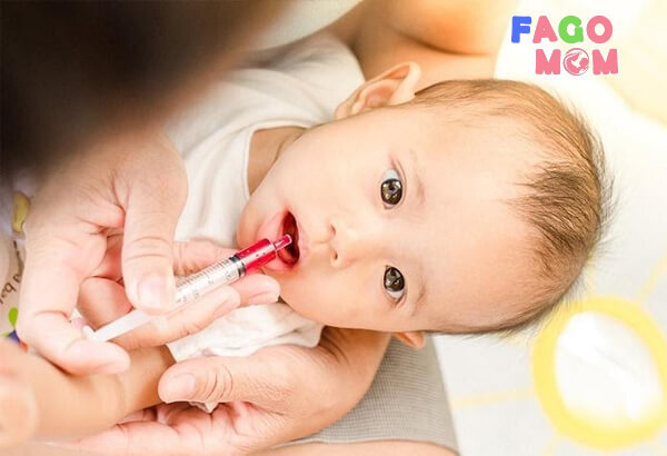 Trẻ uống vắc xin rota bị nôn trớ là phản ứng phụ thông thường