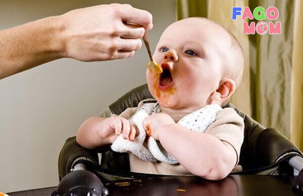 Không nên cho bé ăn quá no để tránh cho bé bị nôn trớ