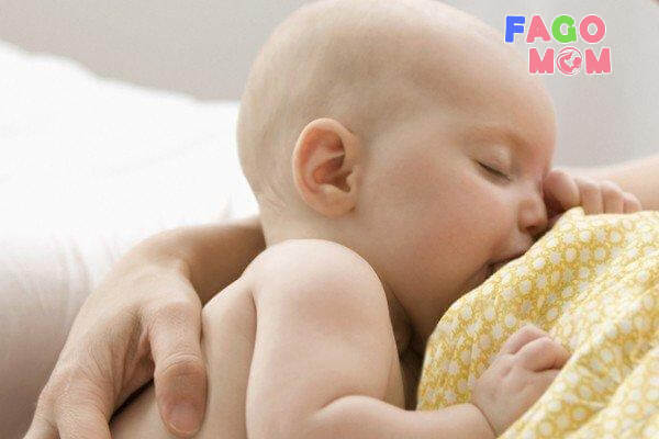 Để đề phòng vàng da cho trẻ cho trẻ bú sữa non ngay sau khi sinh