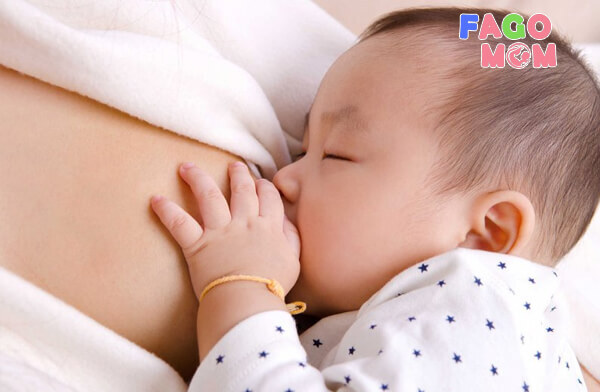 Trẻ dưới 6 tháng tuổi cần cho bú sữa mẹ hoàn toàn