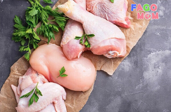 Thịt gà chứa nhiều dưỡng chất tốt cho bé
