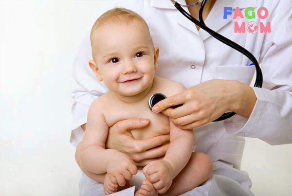 Cho trẻ đi khám để có phương pháp điều trị bệnh màng trong ở trẻ sơ sinh