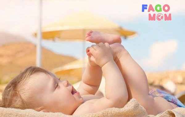 Tắm nắng là một phương pháp trị mồ hôi đầu ở trẻ hiệu quả