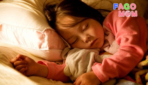 Trẻ ngủ quá lâu vào ban đêm là nguyên nhân khiến trẻ bị nghiến răng.