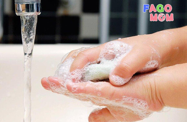 Hình thành thói quen rửa tay sau khi đi vệ sinh cho trẻ