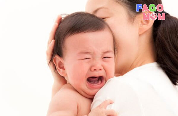 Trẻ quấy khóc cũng là dấu hiệu nhận biết bị mắc bệnh trùng nhiều tiểu