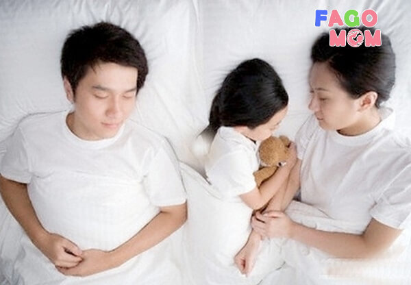 Trẻ thích ngủ cùng với bố và mẹ